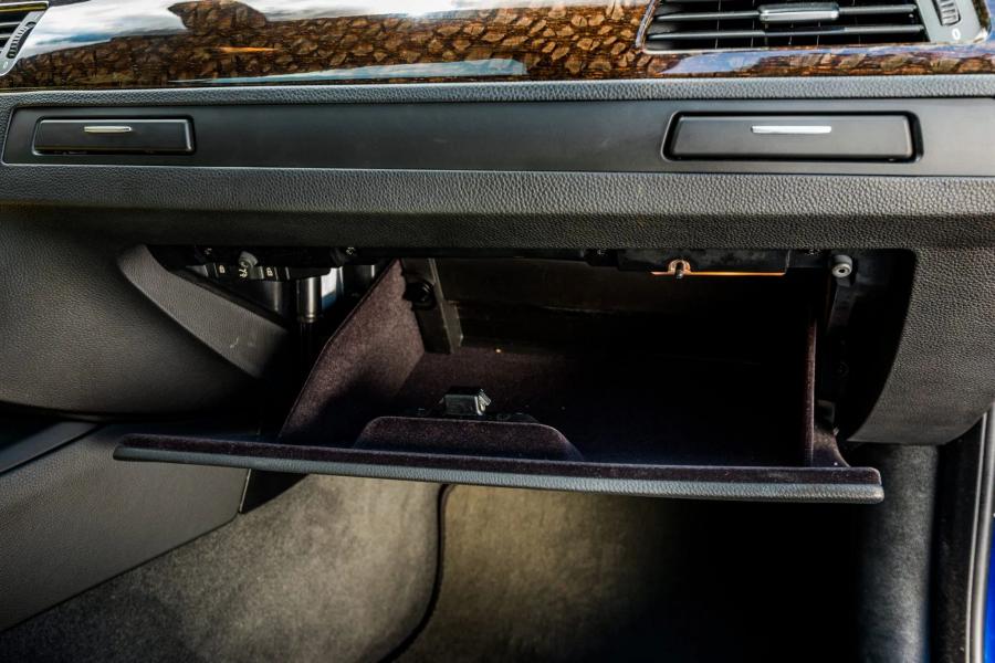 Детали интерьера BMW M3 Coupe (E92) 2009 года  (фото 51 из 69)